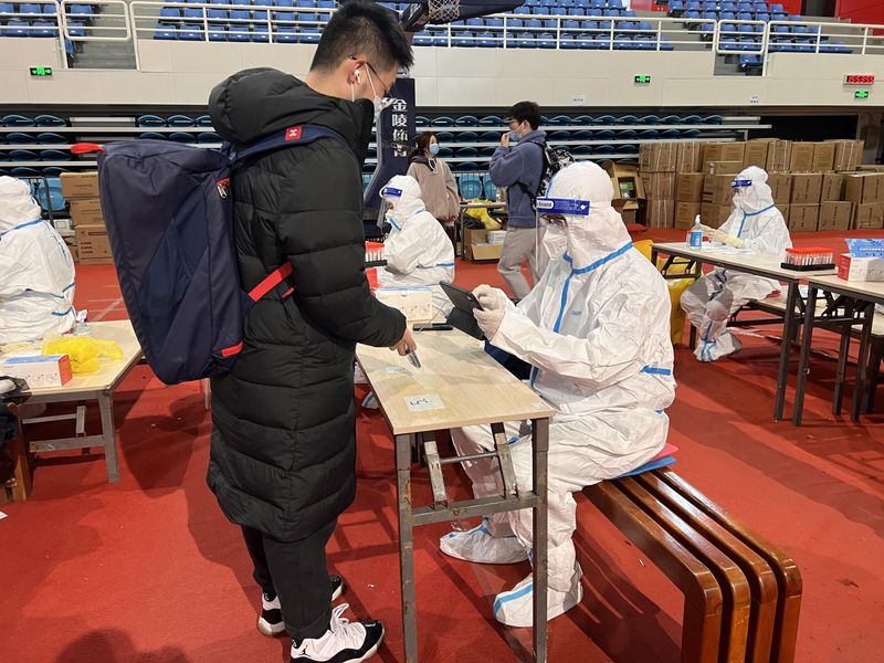 戮力同心 共抗疫情 365英国上市集团教师志愿服务学校核酸检测工作